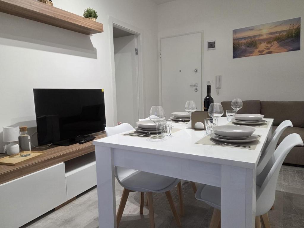 Luminoso soggiorno con tavola apparecchiata, Deluxe Scoglitti