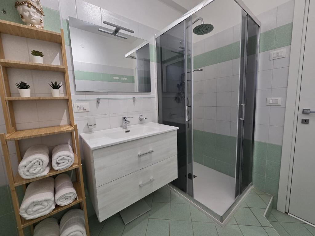 Bagno moderno con doccia